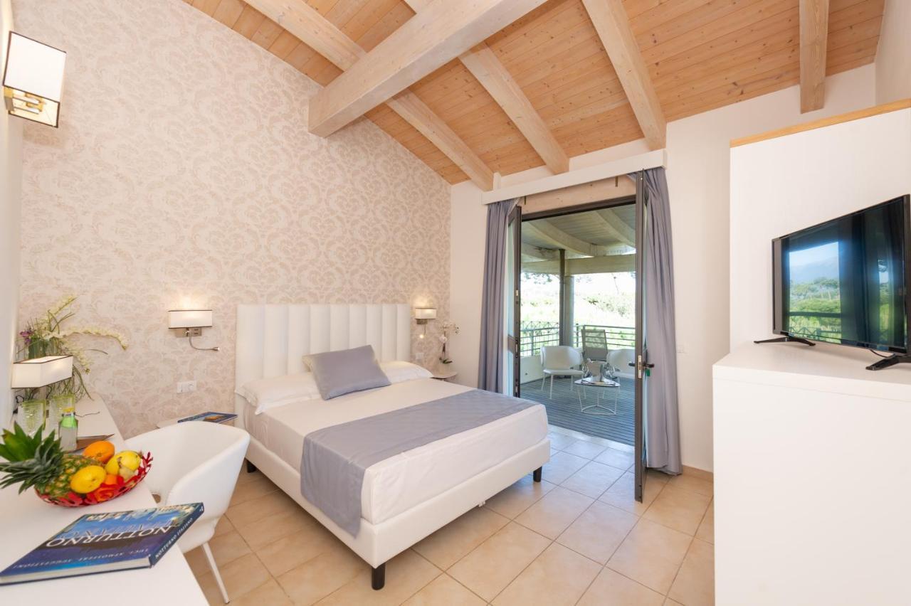 Zimmer mit Kingsize-Bett und Bergblick