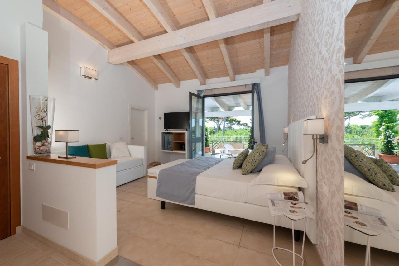 Zimmer mit Kingsize-Bett und Meerblick